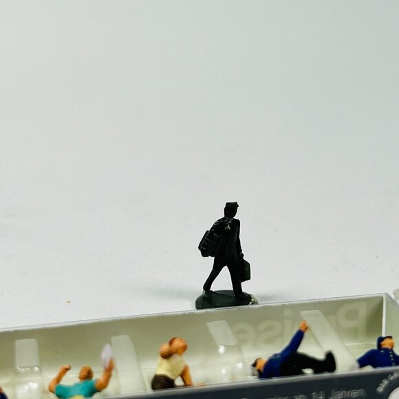 Miniature Animal & Preiser People Figurine HO Scale Plastic Accessories - Picture 7 of 7